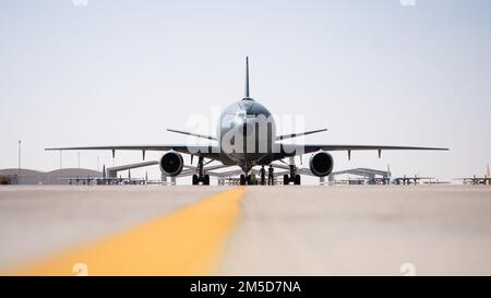 EIN US-AMERIKANISCHER Air Force KC-10 Extender zugewiesen zu den 908. Expeditionary Air Tanken Squadron Taxis auf der Fluglinie am Prince Sultan Air Base, Königreich Saudi-Arabien, 3. März 2022. Der KC-10 ist ein hochentwickeltes Tankfahrzeug und Frachtflugzeug, das die globale Reichweite der Neunten Air Force (Air Forces Central) zum Betanken von Luftfahrzeugen mit gemeinsamer Reichweite und von Partnerländern in den USA bereitstellt Verantwortungsbereich des Zentralkommandos. Stockfoto