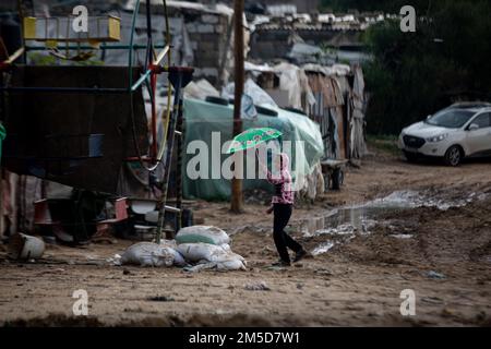 Khan Yunis, Gazastreifen, Palästina. 26. Dezember 2022. Khan Yunis, Gaza, Palästina. 26. Dezember 2022 Schwere Regenfälle und Überschwemmungen, die das tägliche Leben der Palästinenser in der Stadt Khan Yunis im südlichen Gazastreifen beeinträchtigen. Gaza wurde in den letzten zwei Tagen von heftigen Regenfällen heimgesucht, die Straßen überfluteten und Hunderte von Häusern beschädigt wurden, von denen Tausende Palästinenser in Gaza schwer betroffen waren (Kreditbild: © Yousef Mohammed/IMAGESLIVE via ZUMA Press Wire) Stockfoto