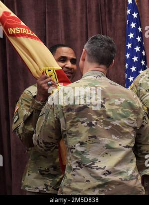 Oberstleutnant Andre L. Welch nimmt die Garnisonflagge von Oberst Chris Nyland an Army Garrison Fort George G. Meade Commander, während einer Zeremonie zum Wechsel der Verantwortung am 3. März 2022, in Fort George G. Meade, Maryland. Die Garnisonflagge zu akzeptieren bedeutet, dass Welch offiziell die Verantwortung als Fort Meade Kommandant Sergeant Major übernimmt. Stockfoto