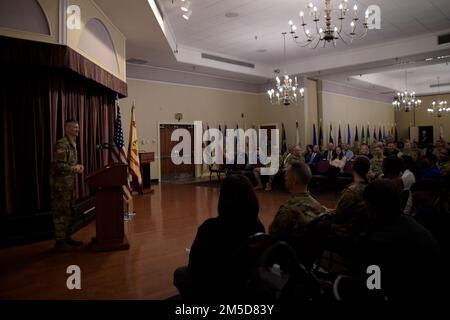 Oberstleutnant Michael E. Behnkendorf dankte Mitgliedern der USA Army Garrison Fort George G. Meade Community für ihre Unterstützung während einer Zeremonie zum Wechsel der Verantwortung am 3. März 2022 in Fort Meade, Maryland. Stockfoto