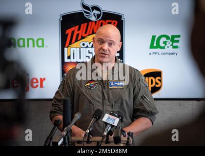 Leutnant Josh Ketterer, Pilot bei der Kentucky Air National Guard, spricht über die Aufstellung von Militärflugzeugen, die für die Flugshow Thunder over Louisville 2022 während einer Pressekonferenz in Louisville, Ky, geplant sind, am 3. März 2022. Die Veranstaltung wird nach zwei Jahren Abwesenheit an die Ufer des Ohio River zurückkehren und wird voraussichtlich Dutzende von Flugzeugen, darunter die USA, umfassen Air Force F-22 Raptor Demo Team und ein brandneuer C-130J Super Hercules von der Kentucky Air Guard. Die diesjährige Show feiert den 75. Jahrestag der US-Luftwaffe. Stockfoto