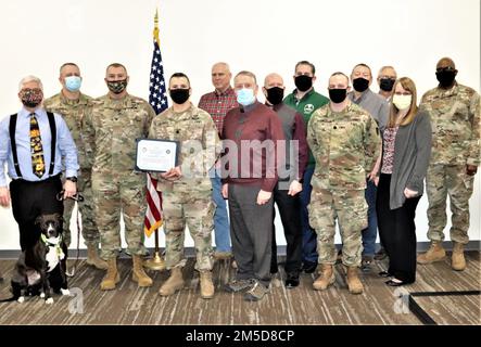 Mitglieder des Teams Fort McCoy, Wisconsin, Garrison halten für ein Foto am 3. März 2022, mit einem besonderen Zertifikat, das vom befehlshabenden General der 88. Readiness Division und dem ranghohen Befehlshaber von Fort McCoy, Generalleutnant Darrell J. Guthrie, für die Unterstützung der Garnison für die Operation Alliierte ausgestellt wurde. Willkommen vom 15. August 2021. Bis zum 15. Februar. Das Zeugnis ist ein 88. Readiness Division befehlshabender Blue Devil Award des Generals, der „in Anerkennung der herausragenden Unterstützung, die der Task Force McCoy während der Operation Allies Welcome Mission gewährt wurde“, verliehen wird. In der Auszeichnung heißt es weiter: „Ihr Team hat Tausende afghanischer Indiv unterstützt Stockfoto