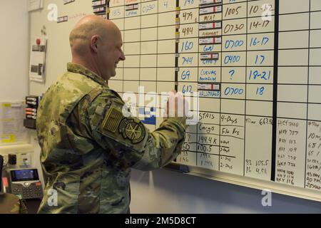 USA Air Force Master Sgt. Brandan Wilson, 86. Aircraft Maintenance Squadron Flying Crew Chief Program Manager, verwaltet den Zeitplan für 86 AMXS-Mitarbeiter zur Wartung eines Flugzeugs am Luftwaffenstützpunkt Ramstein, Deutschland, 3. März 2022. Wilson, der kürzlich mit dem Airlifter of the Week ausgezeichnet wurde, überwacht, verwaltet und plant 21 Flugzeuge zur Unterstützung von Notfalleinsätzen. Stockfoto