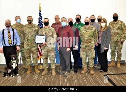 Mitglieder des Teams Fort McCoy, Wisconsin, Garrison halten für ein Foto am 3. März 2022, mit einem besonderen Zertifikat, das vom befehlshabenden General der 88. Readiness Division und dem ranghohen Befehlshaber von Fort McCoy, Generalleutnant Darrell J. Guthrie, für die Unterstützung der Garnison für die Operation Alliierte ausgestellt wurde. Willkommen vom 15. August 2021. Bis zum 15. Februar. Das Zeugnis ist ein 88. Readiness Division befehlshabender Blue Devil Award des Generals, der „in Anerkennung der herausragenden Unterstützung, die der Task Force McCoy während der Operation Allies Welcome Mission gewährt wurde“, verliehen wird. In der Auszeichnung heißt es weiter: „Ihr Team hat Tausende afghanischer Indiv unterstützt Stockfoto