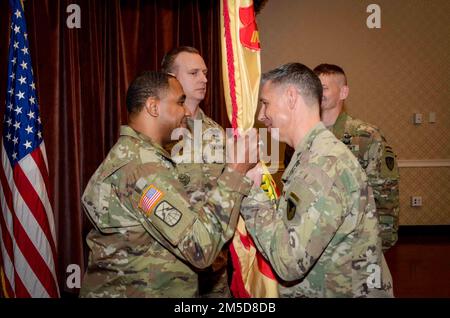 FORT MEADE, MD - Oberst Christopher M. Nyland, rechts, Befehlshaber der US-Armee Garrison Fort George G. Meade, gibt den United States Army Garrison Fort George G. Meade Guidon an Kommandosgt. Major Andre L. Welch, Der neue leitende Berater der USAG FGGM, der Welchs Übernahme der Verantwortung formell anerkennt, während einer Zeremonie am 3. März. Die Zeremonie würdigte die Beiträge des scheidenden Kommandosgt. Major Michel E. Behnkendorf sowie die optimistische Erwartung der Führung und Führung von Welch. Stockfoto