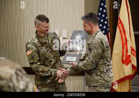 FORT MEADE, MD - Oberst Christopher M. Nyland, Kommandeur der US-Armee Garrison Fort George G. Meade, präsentiert ein Andenken an den scheidenden Kommandoleiter der Garnison, Major Michael E. Behnkendorf, in Anerkennung seiner Führung und seiner Beiträge zur Garnison während einer feierlichen Zeremonie zum Verantwortungswechsel hier am 3. März. Behnkendorfs Führung war ein entscheidender Aspekt für den Erfolg der USAG Meade bei der Minderung des Risikos der COVID-19-Pandemie und der Gewährleistung wirksamer Garnisoneneinsätze während seiner gesamten Amtszeit. Stockfoto