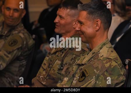 FORT MEADE, MD - Oberst Christopher M. Nyland, rechts, der Befehlshaber der US-Armee Garrison Fort George G. Meade, lacht mit dem scheidenden USAG FGGM Kommandosgt. Major Michael E. Behnkendorf, während einer Zeremonie zum Wechsel der Verantwortung hier am 3. März. Die Zeremonie verdeutlichte die Bedeutung und den Einfluss von Behnkendorfs Führung bei der FGGM und begrüßte den neuen Kommandoleiter Major Andre L. Welch, der die Verantwortung als hochrangiger Berater für die Garnison übernahm. Stockfoto