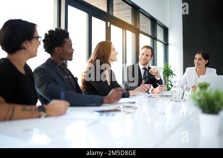 Die Arbeit mit Teamwork erledigen. Eine Gruppe von Geschäftskollegen trifft sich im Sitzungssaal. Stockfoto