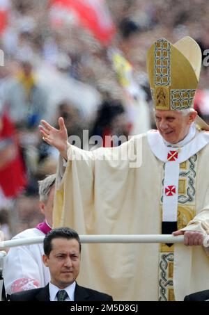 Dateifoto - Papst Benedikt XVI. Butler Paolo Gabriele (C) mit dem Papst auf dem Petersplatz im Vatikan, am 1. Mai 2011 während der Beerdigung Johannes Paul II Papst Franziskus hat Gebete für den ehemaligen Papst Benedikt XVI. Eingeholt und gesagt, er sei "sehr krank". Francis hat am Mittwoch, den 28. Dezember 2022, am Ende seiner allgemeinen Audienz den Überraschungsappell abgegeben. Der Vatikan sagte später, dass sich die Gesundheit des Papstes Emeritus in den letzten Stunden „verschlechtert“ habe und dass Francis nach dem Publikum zu ihm gegangen sei. Foto: Eric Vandeville/ABACAPRESS.COM Stockfoto