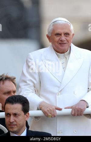 Dateifoto - Papst Benedikt XVI. Butler Paolo Gabriele (L) mit dem Papst auf dem Petersplatz im Vatikan, am 4,2010. April. Papst Franziskus hat Gebete für den ehemaligen Papst Benedikt XVI. Eingeholt und gesagt, er sei "sehr krank". Francis hat am Mittwoch, den 28. Dezember 2022, am Ende seiner allgemeinen Audienz den Überraschungsappell abgegeben. Der Vatikan sagte später, dass sich die Gesundheit des Papstes Emeritus in den letzten Stunden „verschlechtert“ habe und dass Francis nach dem Publikum zu ihm gegangen sei. Foto: Eric Vandeville/ABACAPRESS.COM Stockfoto