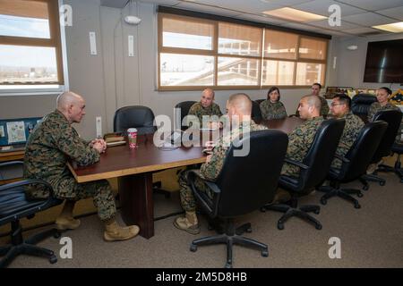 USA Major Troy E. Black, 19. Sergeant Major des Marine Corps, trifft sich mit Ausbildern der Sergeant School am Marine Corps Air Ground Combat Center, Twentynine Palms, 3. März 2022. Der Oberfeldwebel hielt das Treffen ab, um den Ausbildungsbedarf und die Entwicklung zu besprechen. Die Sergeant School soll Marines in die Lage versetzen, als ethische Führer, professionelle Kriegskämpfer, kritische Denker und solide Entscheidungsträger zu dienen. Stockfoto