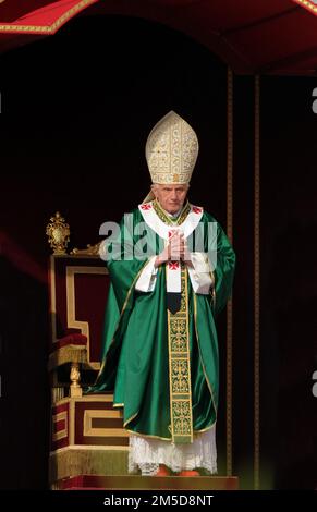 Dateifoto - Papst Benedikt XVI feiert eine Messe für die Eröffnung des Synods der Bischöfe in St. Petersplatz, im Vatikan am 7. Oktober 2012. Papst Benedikt XVI. Hat auch zwei neue „Dozenten“ der Kirche benannt und verleiht der katholischen Kirche die höchste Ehre für einen spanischen Prediger aus dem 16. Jahrhundert John von Avila und nach St. Hildegard von Bingen und ein deutscher Mystiker des 12. Jahrhunderts. Papst Franziskus hat Gebete für den ehemaligen Papst Benedikt XVI. Eingeholt und gesagt, er sei "sehr krank". Francis hat am Mittwoch, den 28. Dezember 2022, am Ende seiner allgemeinen Audienz den Überraschungsappell abgegeben. Der Vatikan sagte später Stockfoto