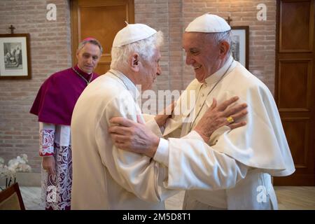 Aktenfoto - pensionierter Papst Benedikt XVI. Verteidigt öffentlich die traditionelle Herrschaft der katholischen Kirche des priesterlichen Zölibats, die bisher ausdrücklichste Bemühung des ehemaligen Pontifex, eine Entscheidung seines Nachfolgers Papst Franziskus zu beeinflussen. Wer erwägt einen Vorschlag, verheiratete Männer zum ersten Mal seit fast einem Jahrtausend zu römisch-katholischen Priestern zu ernennen? Am Ende einer Konsistenzzeremonie treffen sich Papst Franziskus und eine Gruppe Kardinäle mit Papst Emeritus Benedict XVI. In einer Kapelle im Vatikan am 19. November 2016. Papst Franziskus schuf 17 neue Kardinäle in St. Petersdom, während eines Ordinars Stockfoto