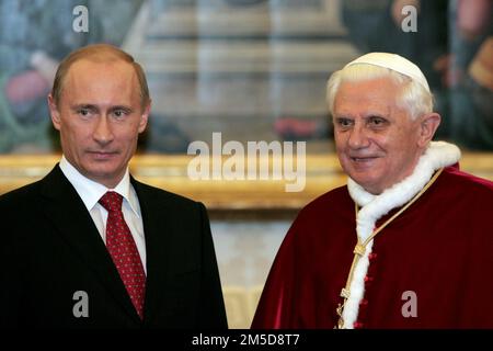 Aktenfoto - Papst Benedikt XVI. Traf am 13. März 2007 im Vatikan mit dem russischen Präsidenten Wladimir Putin zusammen. Papst Franziskus hat Gebete für den ehemaligen Papst Benedikt XVI. Eingeholt und gesagt, er sei "sehr krank". Francis hat am Mittwoch, den 28. Dezember 2022, am Ende seiner allgemeinen Audienz den Überraschungsappell abgegeben. Der Vatikan sagte später, dass sich die Gesundheit des Papstes Emeritus in den letzten Stunden „verschlechtert“ habe und dass Francis nach dem Publikum zu ihm gegangen sei. Foto: Eric Vandeville/ABACAPRESS.COM Stockfoto