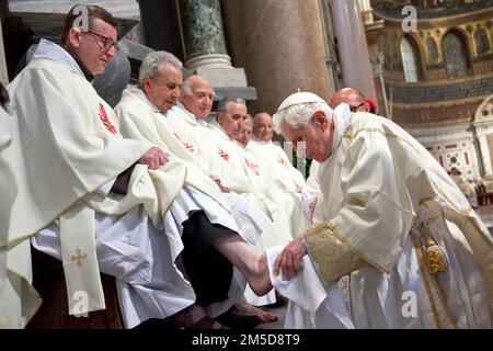 Dateifoto - Papst Benedikt XVI wäscht den Fuß eines Priesters, während des heiligen Donnerstags-Rituals des Fußwaschens, in St. John in der Lateranbasilika in Rom, Italien, am 21. April 2011. Papst Benedikt XVI. Wäscht die Füße eines Dutzend Priester in einer Feier am Heiligen Donnerstag, um Demut zu symbolisieren. FOTO: Eric Vandeville/ABACAPRESS.COM Stockfoto