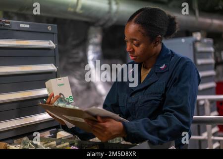 220303-N-FA490-1062 APRA HARBOR, Guam (3. März 2022) – Logistics Specialist 3. Class Ronnia Weaver aus Kansas City, Missouri, liefert Teile im Vorankerlager des kleinen Kampfschiffs USS Jackson (LCS 6) der Independence-Variant. Am Destroyer-Geschwader (DESRON) 7 beteiligt, befindet sich Jackson im Rotationseinsatz im US-7.-Flottengebiet, um die Sicherheit und Stabilität in der Region zu unterstützen. Und mit den alliierten und Partnerschifffahrtsleuten zusammenzuarbeiten, um die Sicherheit und Stabilität des Seeverkehrs zu gewährleisten, die Grundpfeiler eines freien und offenen Indopazifiks. Stockfoto