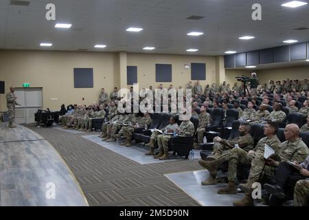 Generalmajor Michel M. Russell Sr., der kommandierende General des 1. Theater Sustainment Command, spricht vor einem Publikum in Camp Arifjan, Kuwait, 3. März 2022. Russell leitete eine Sitzung zur beruflichen Weiterentwicklung von Führungskräften zu Vielfalt, Gerechtigkeit und Integration. Dabei wurden Führungskräfte ermutigt, ihr Führungsmodell zu überdenken und persönliche Vorurteile anzugehen, die Einfluss auf ihre Führungsweise haben können. Stockfoto