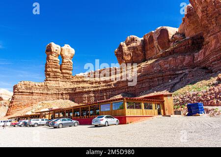 Das Twin Rocks Cafe befindet sich am East Navajo Twins Drive, gleich neben dem US Highway 191 in Bluff, Utah Stockfoto