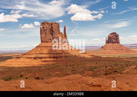 Die West und East Mitten Buttes sind zwei Hügel im Monument Valley Navajo Tribal Park im Nordosten von Navajo County, Arizona Stockfoto