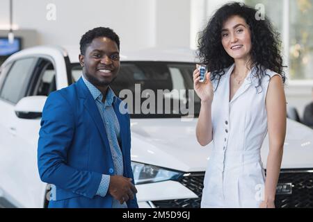 Ein schwarzhaariger Kunde kauft im Automobil-Salon Stockfoto