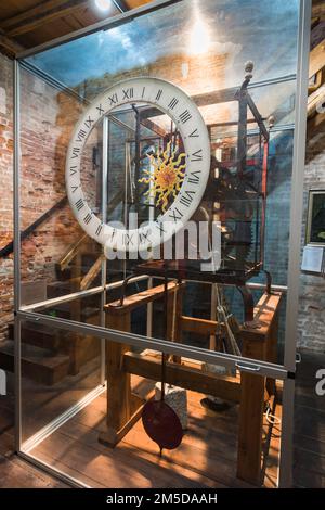 Uhrenmuseum Chioggia, Blick auf die zweitälteste Uhr in Europa aus dem Jahr 1386 im Torre dell'Orologio in Chioggia, Comune of Venice, Italien Stockfoto