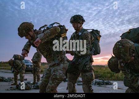 USA Fallschirmjäger der 1. Staffel, 91. Kavallerie-Regiment (Airborne) unterstützen sich gegenseitig beim Anlegen und Anlegen ihrer Fallschirme während einer Luftaktion neben Soldaten der tunesischen Sondereinsatzgruppe in der Nähe von Bizerte, Tunesien, am 3. März 2022. Die 173. Brigade ist die USA Die Krisenreaktionstruppe der Armee in Europa, die rasch verlegbare Truppen in die Zuständigkeitsbereiche der Vereinigten Staaten in Europa, Afrika und Zentralkommando entsendet. Forward wurde in Italien und Deutschland eingesetzt und bildet routinemäßig neben NATO-Verbündeten und Partnern Partner aus, um Partner aufzubauen Stockfoto