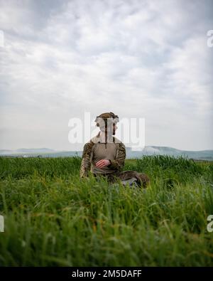 EIN US-AMERIKANISCHER Ein Fallschirmjäger der 1. Staffel, 91. Kavallerie-Regiment (Airborne) scannt die Abwurfzone für den Sammelbereich während einer Luftwaffenoperation mit Soldaten der tunesischen Sondereinsatzgruppe in der Nähe von Bizerte, Tunesien, am 3. März 2022. Die 173. Brigade ist die USA Die Krisenreaktionstruppe der Armee in Europa, die rasch verlegbare Truppen in die Zuständigkeitsbereiche der Vereinigten Staaten in Europa, Afrika und Zentralkommando entsendet. Forward wurde in Italien und Deutschland eingesetzt und trainiert routinemäßig neben NATO-Verbündeten und -Partnern, um Partnerschaften aufzubauen und zu stärken Stockfoto