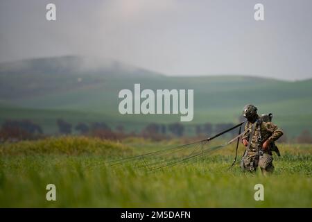 Ein Soldat der tunesischen Spezialeinheit beginnt, seinen Fallschirm während einer Luftwaffe neben den USA abzuwerfen Am 3. März 2022 wurden Fallschirmjäger der 1. Staffel, des 91. Kavallerie-Regiments (Airborne) bei Bizerte, Tunesien, zugeteilt. Die 173. Brigade ist die USA Die Krisenreaktionstruppe der Armee in Europa, die rasch verlegbare Truppen in die Zuständigkeitsbereiche der Vereinigten Staaten in Europa, Afrika und Zentralkommando entsendet. Forward wurde in Italien und Deutschland eingesetzt und bildet routinemäßig neben NATO-Verbündeten und -Partnern aus, um Partnerschaften aufzubauen und die Al zu stärken Stockfoto