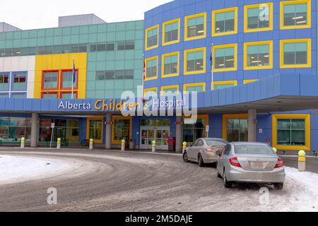 Calgary, Alberta, Kanada. 27. Dezember 2022. Eintritt zum Alberta Children's Hospital im Winter. Das größte öffentliche Krankenhaus für kranke Kinder in der p Stockfoto