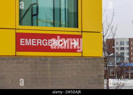 Calgary, Alberta, Kanada. 27. Dezember 2022. Ein Notschild im Alberta Children's Hospital im Winter. Stockfoto