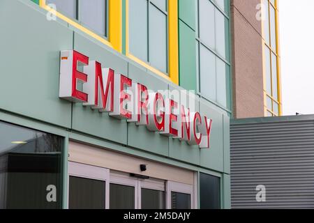 Calgary, Alberta, Kanada. 27. Dezember 2022. Ein Notfallschild am Eingang des Alberta Children's Hospital. Stockfoto