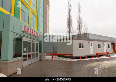 Calgary, Alberta, Kanada. 27. Dezember 2022. Alberta Children's Hospital in Calgary mit einem beheizten Wohnwagen neben dem belebten Noteingang der Notaufnahme. Stockfoto