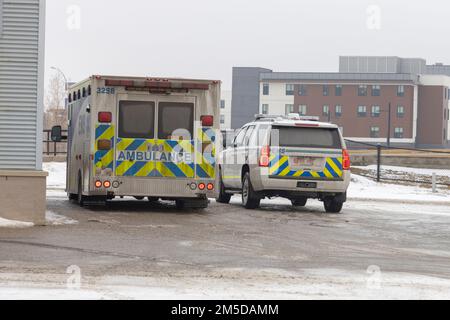 Calgary, Alberta, Kanada. 27. Dezember 2022. Ein paar Krankenwagen parken am Alberta Children's Hospital. Stockfoto