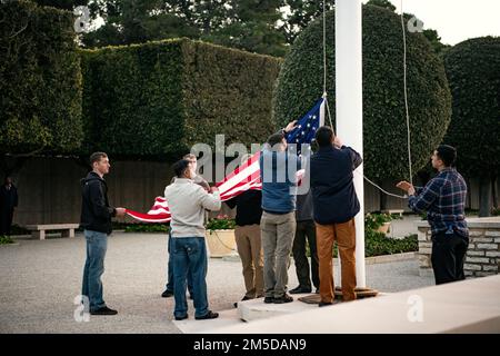 USA Fallschirmjäger der 1. Staffel, 91. Kavallerie-Regiment (Airborne) ziehen sich zurück, bevor sie ihre Reise zum nordafrikanischen amerikanischen Friedhof in Tunis, Tunesien, am 3. März 2022 beenden. Die 173. Brigade ist die USA Die Krisenreaktionstruppe der Armee in Europa, die rasch verlegbare Truppen in die Zuständigkeitsbereiche der Vereinigten Staaten in Europa, Afrika und Zentralkommando entsendet. Forward wurde in Italien und Deutschland eingesetzt und trainiert routinemäßig neben NATO-Verbündeten und -Partnern, um Partnerschaften aufzubauen und das Bündnis zu stärken. Stockfoto