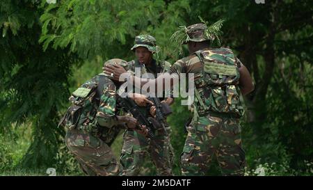 Soldaten der Volksverteidigungskräfte Tansanias (TPDF) und der Marine Special Forces (MSF) üben ihre Taktik in kleinen Einheiten mit dem Green Beret der US-Armee, der 3. Special Forces Group während eines Joint Combined Exchange Training (JCET) in dar es Salaam, Tansania, zugewiesen wurde, am 3. März 2022. Die Teams konzentrierten sich auf die Erzielung grundlegender Fähigkeiten wie einfache Kampfkünste, Taktiken für kleine Einheiten und Missionsplanung. (Foto von U.S. Air Force Staff Sgt. Andrew Fox) Stockfoto