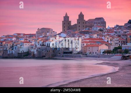 Cefalu, Sizilien, Italien. Stadtbild der Küstenstadt Cefalu in Sizilien bei dramatischem Sonnenuntergang. Stockfoto