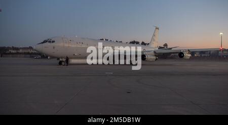 Ein Flugzeug des Joint Surveillance Target Attack Radar Systems E-8C bereitet sich auf den Abflug am Luftwaffenstützpunkt Ramstein, Deutschland, am 3. März 2022 vor. Das Luftfahrzeug, das vom Luftwaffenstützpunkt Robins, Georgia, 116. der Georgia Air National Guard eingesetzt wird, bietet eine Plattform für die Verwaltung, Steuerung, Aufklärung, Überwachung und Aufklärung von Luftschlägen. Stockfoto