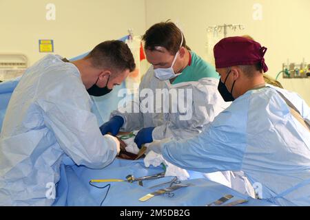 Major Christopher Bell (Mitte), Allgemeinchirurg, William Beaumont Army Medical Center, zusammen mit Soldaten von 745. Forward Resuscitation Surgical Detachment und 214. Surgical Augmentation Detachment führen Sie am 3. März 2022 eine Advanced Trauma Life Support Simulation im Simulation Center Operationssaal bei WBAMC durch. (Foto: Vincent Byrd, WBAMC PAO) Stockfoto