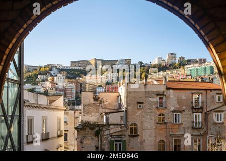 Blick auf den Vomero-Hügel und St. Schloss Elmo aus dem Viertel Montesanto von Neapel. Stockfoto