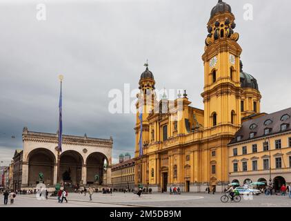 München, Deutschland - 4. Juli 2011 : Odeonsplatz, großer öffentlicher Platz, gesäumt von prunkvollen Gebäuden. Stockfoto