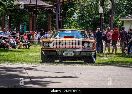 Des Moines, IA - 03. Juli 2022: Weitwinkelansicht einer 1970 Plymouth Road Runner Hardtop Coupe auf einer lokalen Automesse. Stockfoto