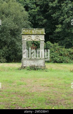 Waterwell in der Nähe der Forteresse de Largoet und des Grabens, Elven, Morbihan, Bretagne, Frankreich Stockfoto