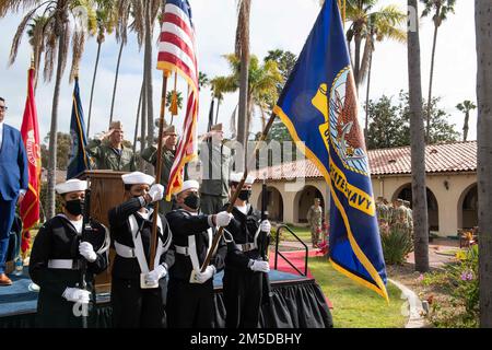 SAN DIEGO (3. März 2022) - der Navy Reserve Center San Diego Farbwächter zeigt Farben für die Nationalhymne während der Zeremonie zum Kommandowechsel für den Maritime Support Wing (MSW) im Innenhof der weltberühmten I-Bar auf der Marinebasis Coronado, 3. März. MSW ist ein Luftflügel der Navy Reserve, der aus Rotations- und Patrouilleneinheiten besteht, die spezielle Spezialeinsatzkräfte (Special Operations Forces, SOF) unterstützen, strategische Tiefen für den Seeschifffahrt- und Minenabwehreinsatz in Hubschraubern sowie dauerhafte Überwachungsradarsysteme (LSRS) und operative Unterstützung durch Aufklärung, Überwachung und Aufklärung (ISR) bereitstellen Stockfoto