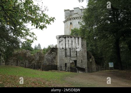 Das Torhaus mit der Bergfried hinter Forteresse de Largoet, Elfen, Morbihan, Bretagne, Frankreich Stockfoto