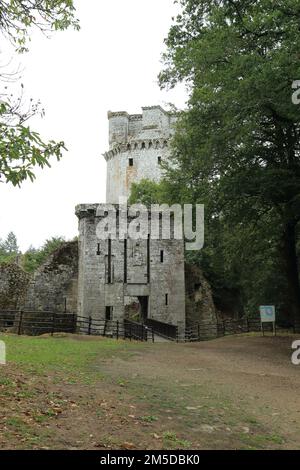 Das Torhaus mit der Bergfried hinter Forteresse de Largoet, Elfen, Morbihan, Bretagne, Frankreich Stockfoto