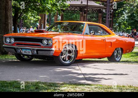 Des Moines, IA - 03. Juli 2022: Blick aus der unteren Perspektive auf eine 1970 Plymouth Road Runner Hardtop Coupe auf einer lokalen Automesse. Stockfoto