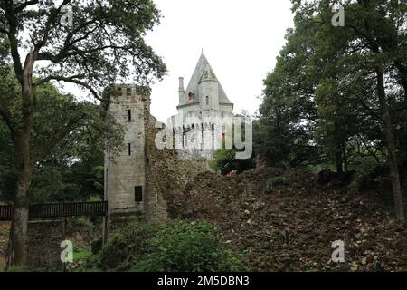 Das Torhaus mit der Bergfried hinter Forteresse de Largoet, Elfen, Morbihan, Bretagne, Frankreich Stockfoto