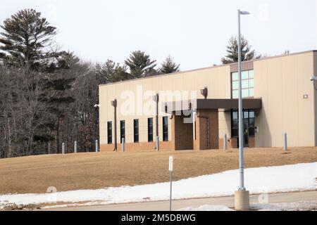 Die Central Issue Facility (CIF) wird am 3. März 2022 in Fort McCoy, Wisconsin, gezeigt. Die Anlage (Gebäude 780) wurde zu Kosten von mehr als $9 Millionen US-Dollar errichtet. Das Personal der Zentrale nahm am 14. September 2015 den Betrieb im Gebäude auf. Das CIF-Personal arbeitet auf einer Fläche von 62.548 Quadratmetern in Gebäude 780 und verfügt über ausreichend Platz, um Geräte zu lagern und Kunden zu unterstützen. Seit 2011 gibt das Fort McCoy CIF Reservekräfte ihre gesamte Kleidung und individuelle Ausrüstung aus. Stockfoto