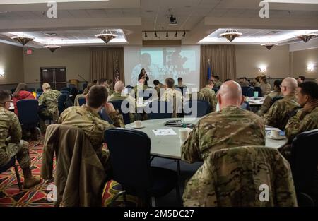 Flugzeuge, die der 319. Reconnaissance Wing Uhr als Nicole Davis, Mindset Coach für Competit To Create, zugewiesen wurden, unterrichten Achtsamkeit am Grand Forks Air Force Base, N.D., 3. März 2022. Das Briefing war Teil von Warrior's Edge, einem achtwöchigen Programm zur Förderung der mentalen Anpassungsfähigkeit durch digitales Lernen und einen persönlichen Führungskurs. Stockfoto