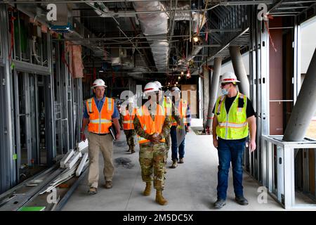 Oberstleutnant Patrickson Toussaint, Oberfeldwebel Major der USA Army Corps of Engineers, führt am 3. März 2022 durch die zukünftige VA Stockton Community Outpatient Clinic in Stockton, Kalifornien. Toussaint besuchte den Bezirk, um nach USACE-Personal zu sehen, die Werte der Armee zu stärken und Auszeichnungen zu überreichen. Stockfoto